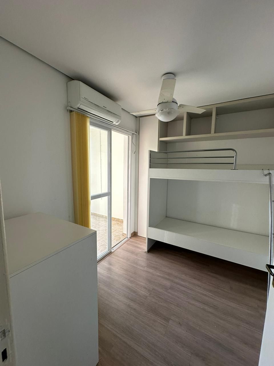 Dormitório 2 (solteiro/infantil) com cama beliche integrada e sacada