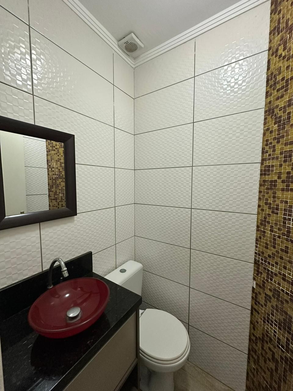 Lavabo decorado com cuba vermelha e detalhes em pastilhas