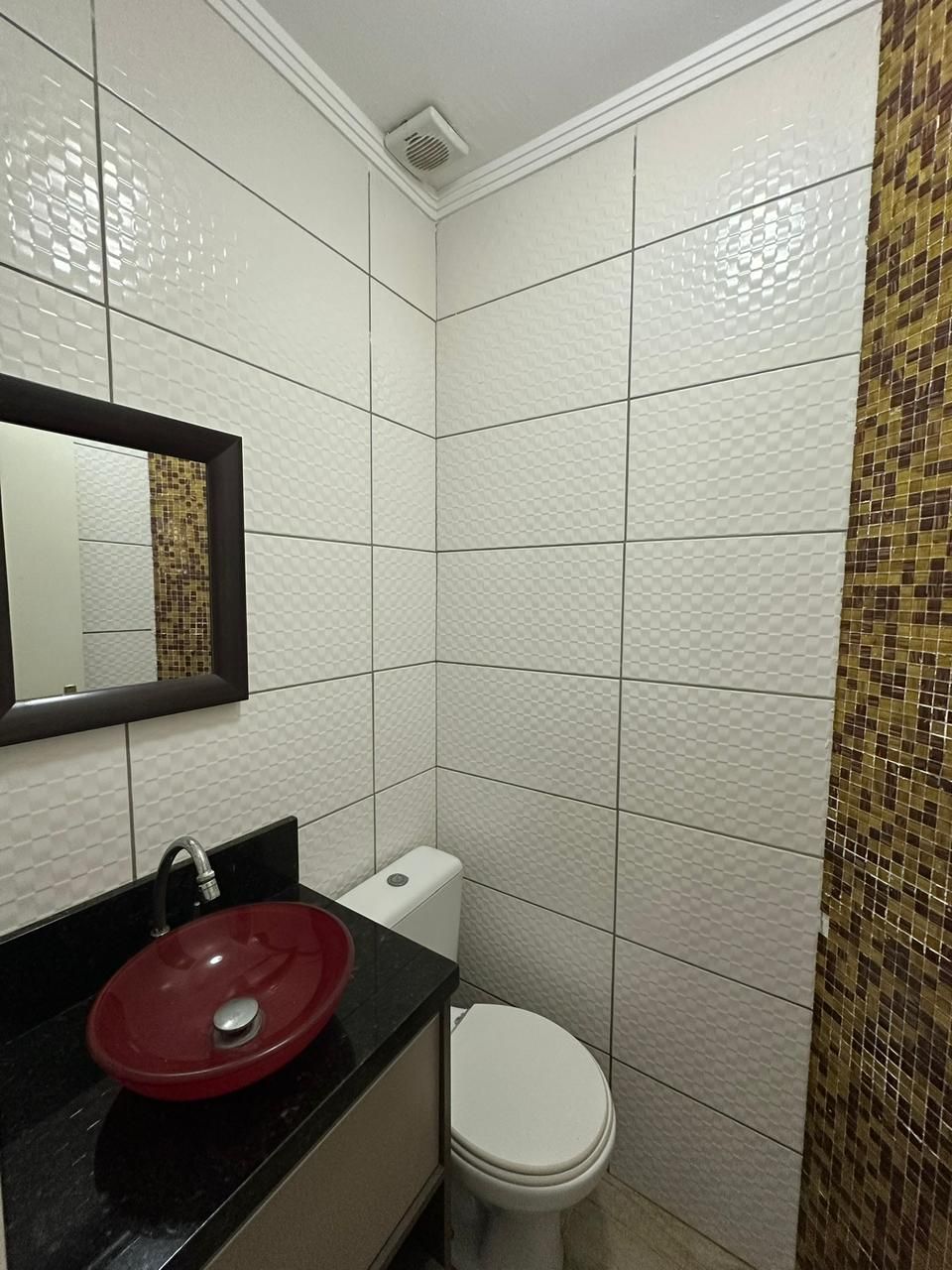 Lavabo planejado localizado no térreo para convidados