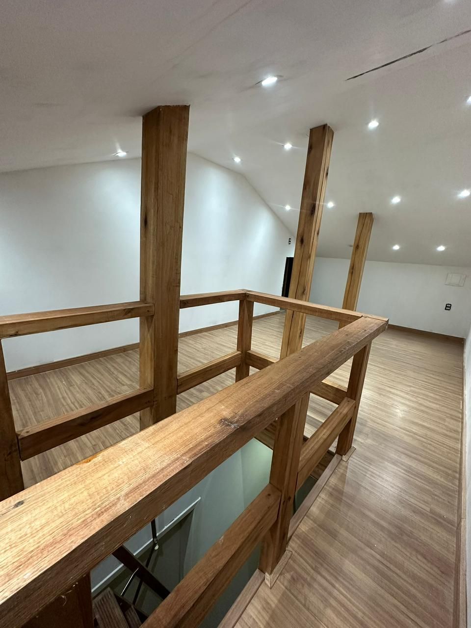 Perspectiva do sótão ideal para sala de TV, escritório ou jogos